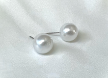 Load image into Gallery viewer, 1.2cm round warm tone pearl earrings RENTAL
