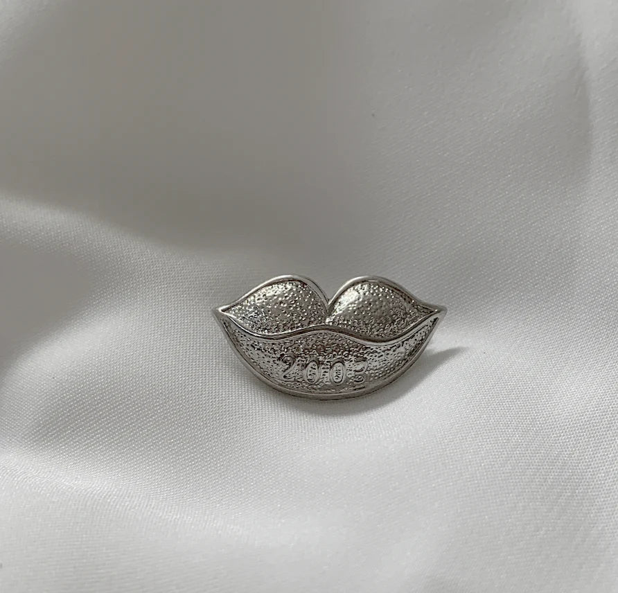 Petite 2003 Lip Brooch RENTAL