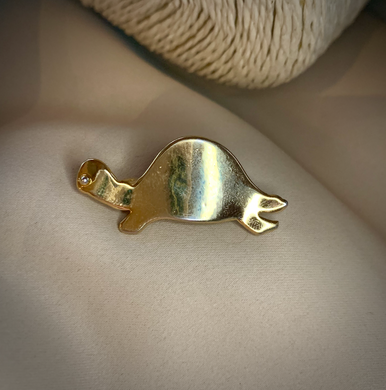 Petite Gold Turtle Brooch w/Shiny Eye