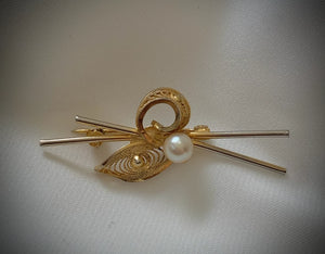 12kt Gold Brooch, Leaves & Pearl RENTAL