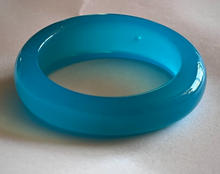 Load image into Gallery viewer, Vintage Lucite Blue Tapered Bangle Bracelet RENTAL
