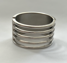 Load image into Gallery viewer, Cream &amp; Silver Wide Hinged Bracelet, Snake Texture RENTAL
