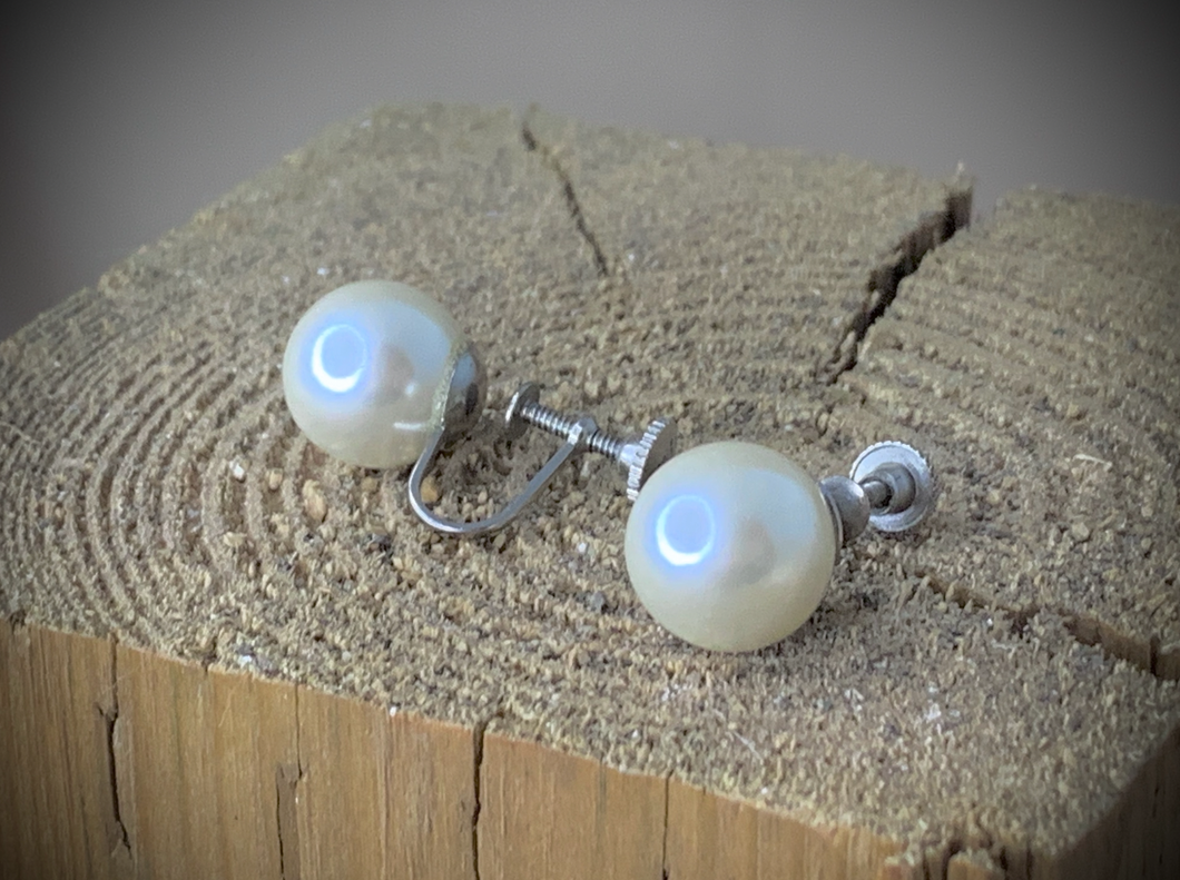 7mm full round pearl solitaire earrings w/silver screw back RENTAL