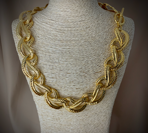 Curvy knotted link lightweight gold choker toggle clasp 18" necklace RENTAL