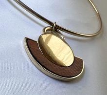 Load image into Gallery viewer, Striking geometric round gold pendant w/wood fixed choker necklace RENTAL
