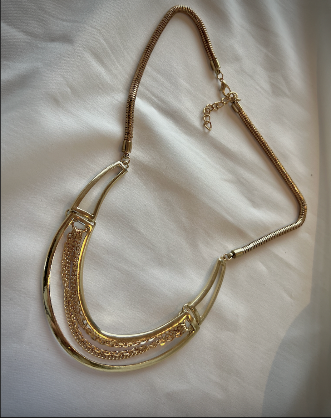 U shaped gold and loose gold chain necklace RENTAL