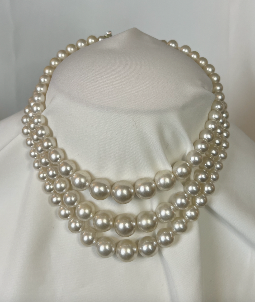 Triple strand tapered glass pearl necklace 18