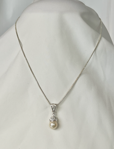 Silver snake chain w/single pearl & rhinestone detail necklace RENTAL