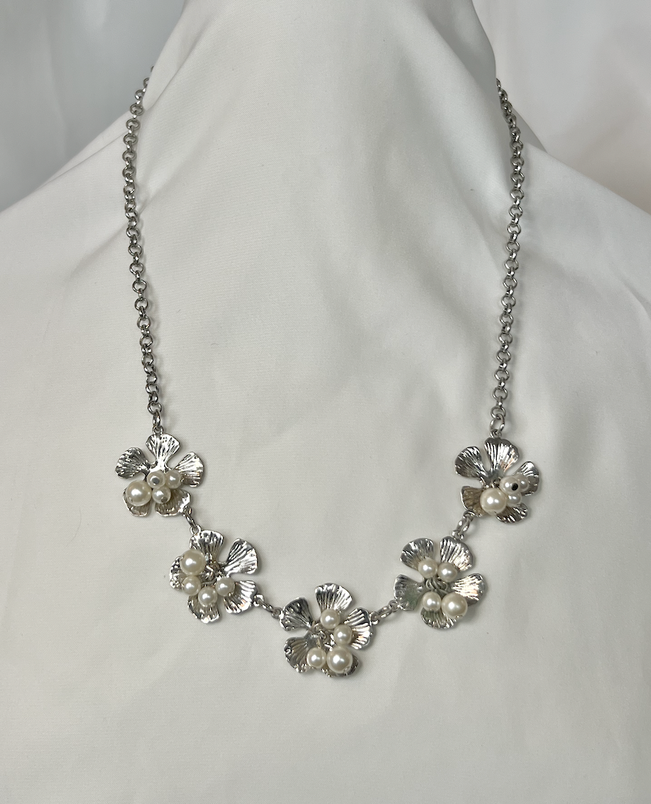 Five flowers with loose, moving, pearls necklace RENTAL