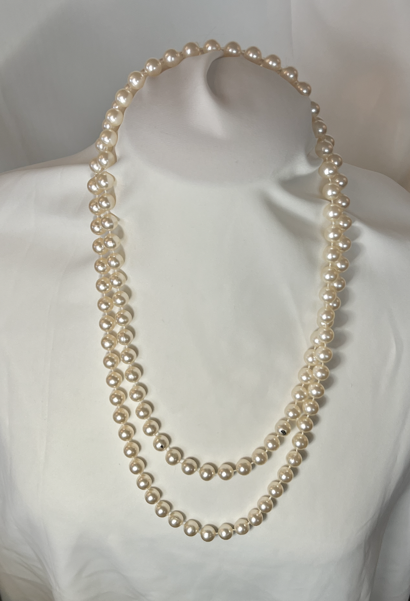 Very long synthetic pearl necklace RENTAL