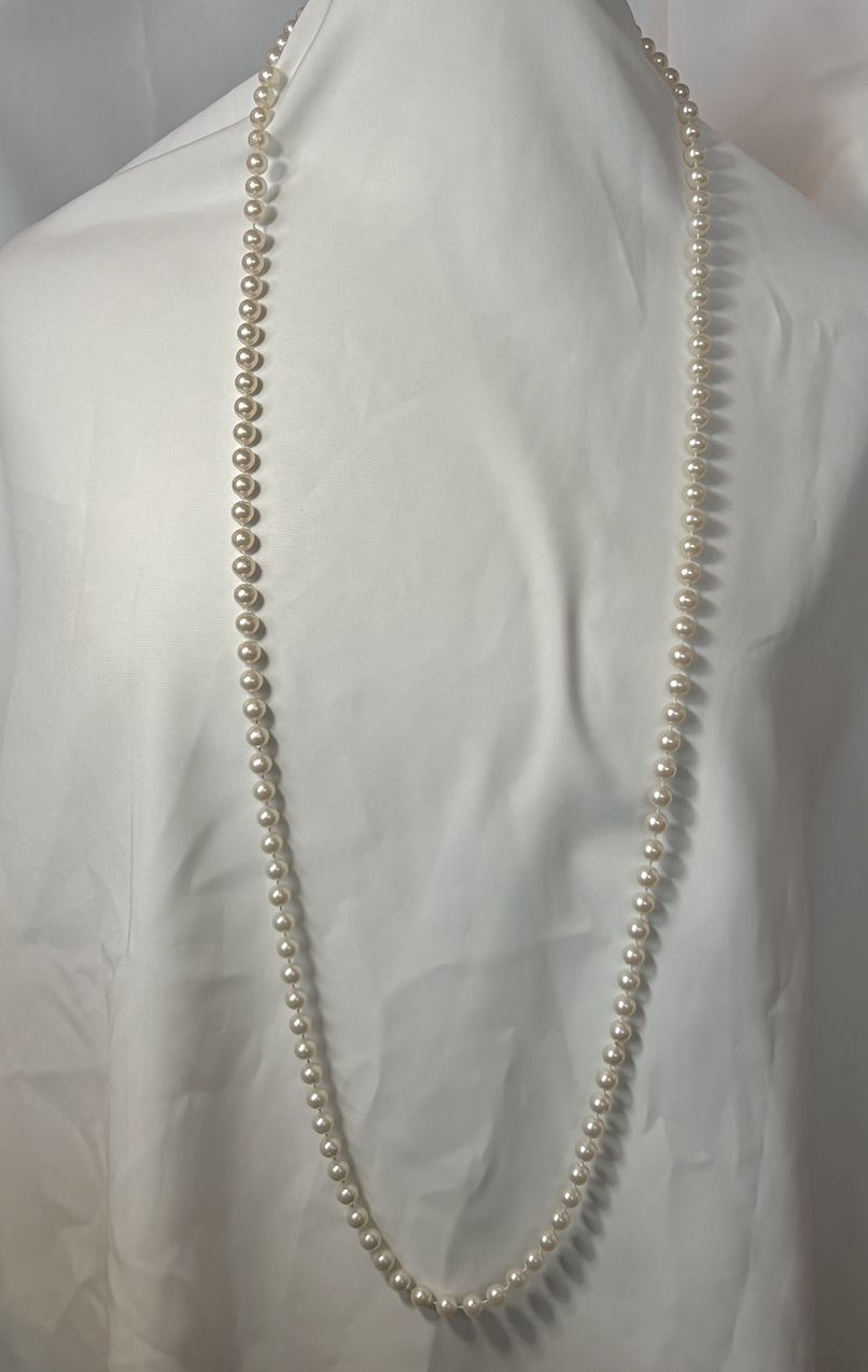 Very long white synthetic pearl necklace RENTAL