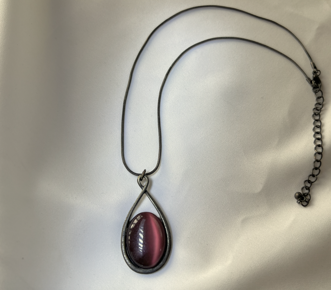 Figure 8 pendant reddish ston black metal. Sleek necklace RENTAL