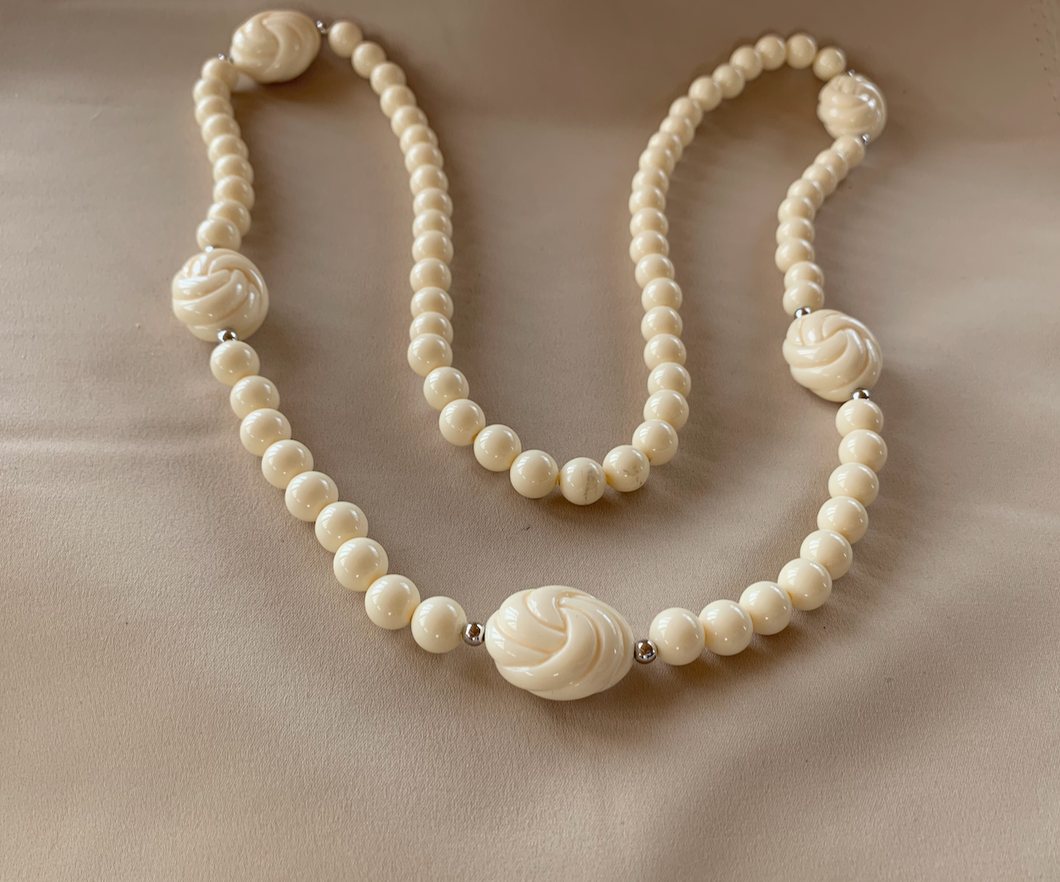 Vintage necklace cream w/5 1