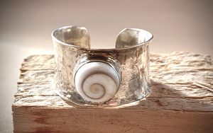 Stunning Open Back Silver Wide Ring w/Swirl Shell RENTAL