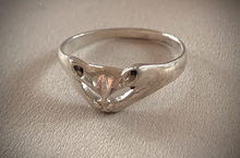 Load image into Gallery viewer, Gorgeous Graphic Cat Face on 925 Silver Ring RENTAL
