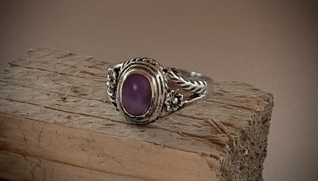 Lovely 925 Silver Ring with Purple Oval Stone RENTAL