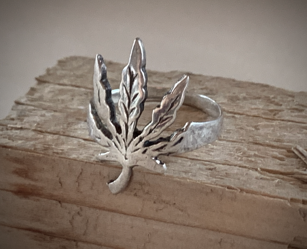 Silver pot leaf ring RENTAL