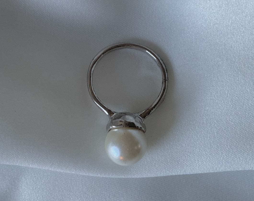 Large Pearl on Simple Rounded Silver Band ring RENTAL