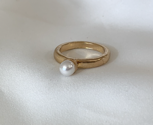 Gold Band w/White Pearl Ring RENTAL