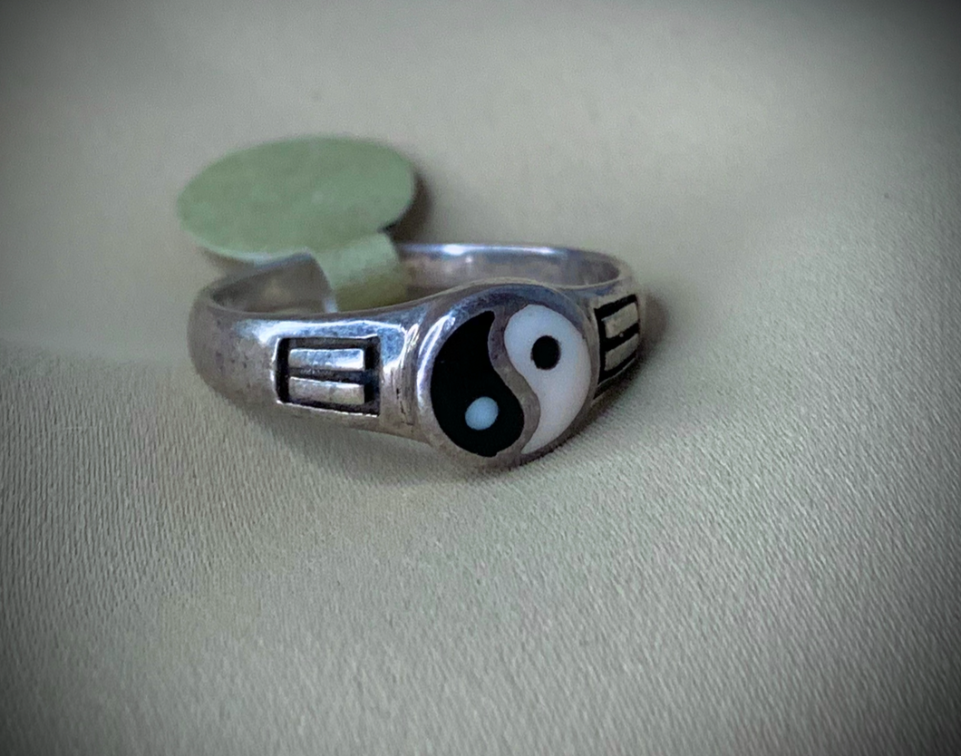 Silver, Yin & Yang ring in black / white RENTAL