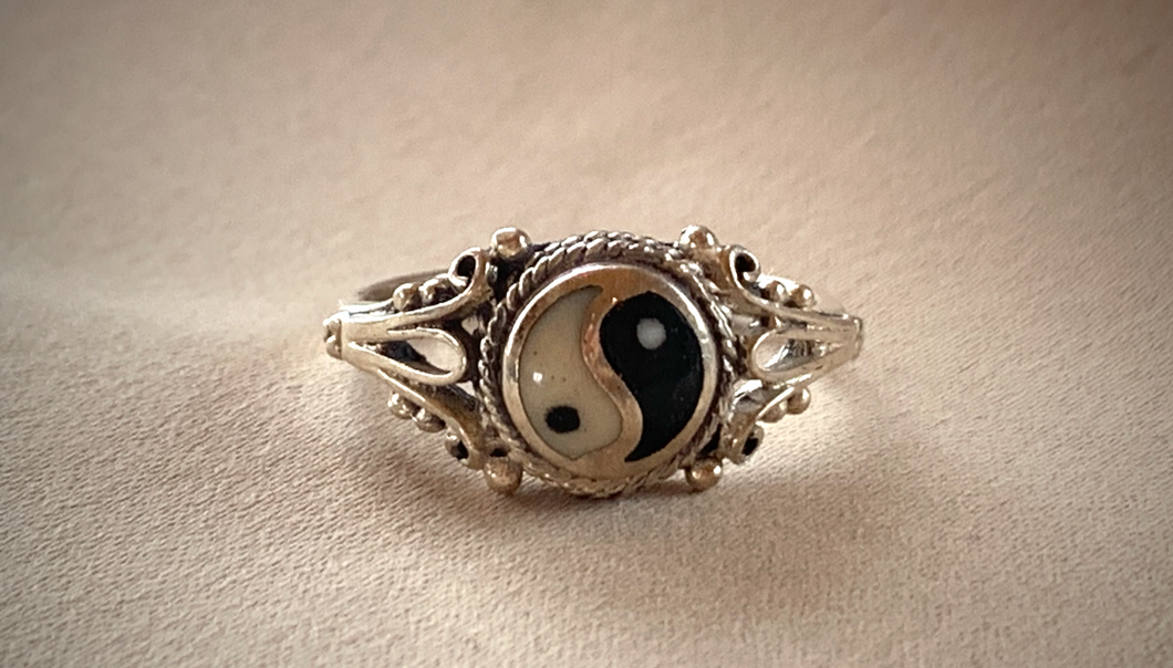 Petite Ying Yang, black/white silver ring RENTAL