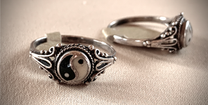 Petite Ying Yang, black/white silver ring RENTAL