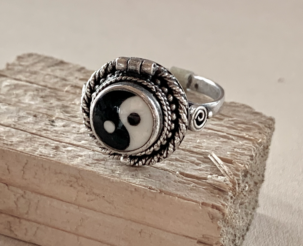 Poison ring w/ Yin and Yang in black/white silver RENTAL